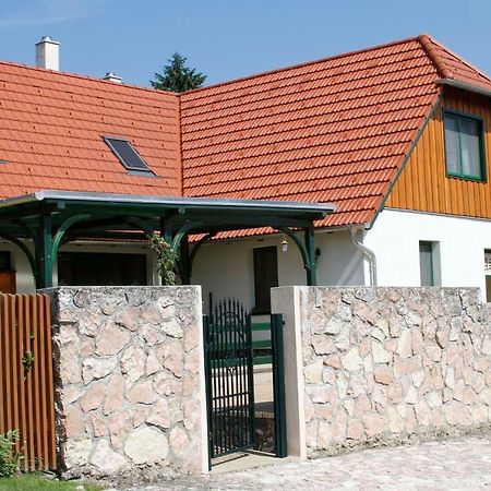 Sasfészek Vendégház Zirc Esterno foto