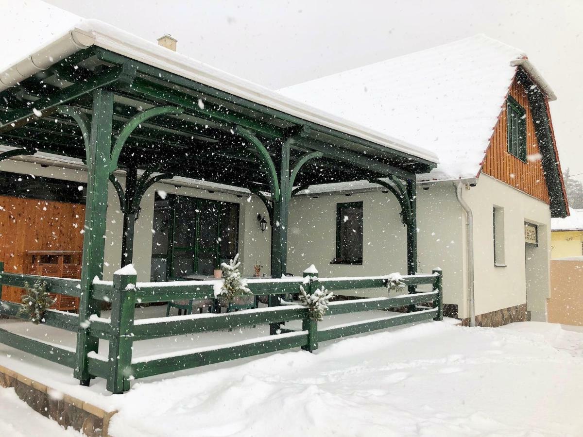 Sasfészek Vendégház Zirc Esterno foto