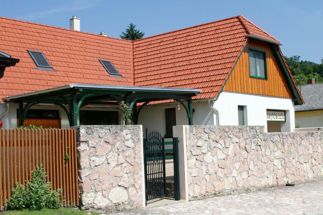 Sasfészek Vendégház Zirc Esterno foto