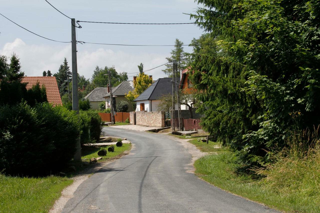 Sasfészek Vendégház Zirc Esterno foto